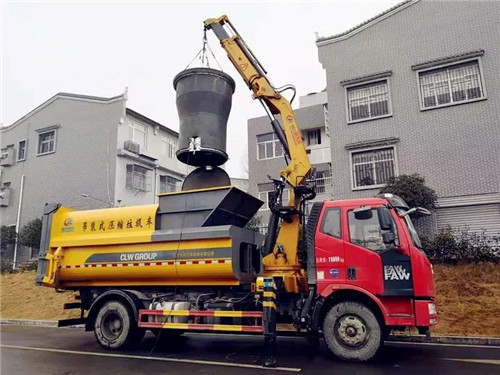 程力壓垃廠新上市的地埋式吊裝移動壓縮垃圾清運車及配套裝備，完美解決社區(qū)及垃圾堆放點臟亂差和老鼠、蒼蠅、污水橫流的垃圾儲存老大難頑疾；該車最新上市并召開了產(chǎn)品推薦會，深受用戶喜愛。