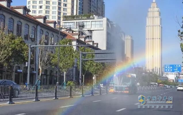 從抑塵到消毒，解放灑水抑塵車防疫消毒實(shí)力為人民服務(wù)！