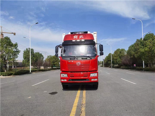 解放J6L小三?軸7.7米冷藏車