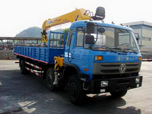 東風(fēng)小三軸隨車起重運(yùn)輸車